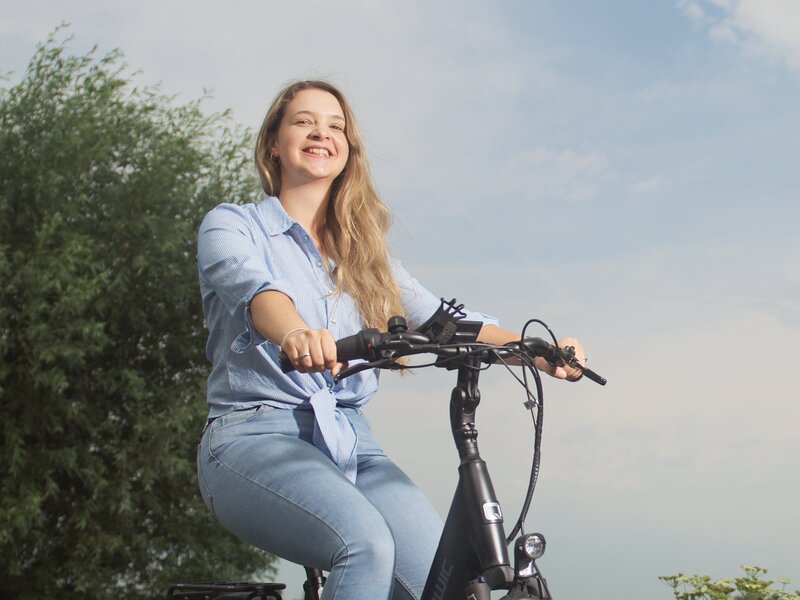 Ilse Dijkhof-Sinke fietsend