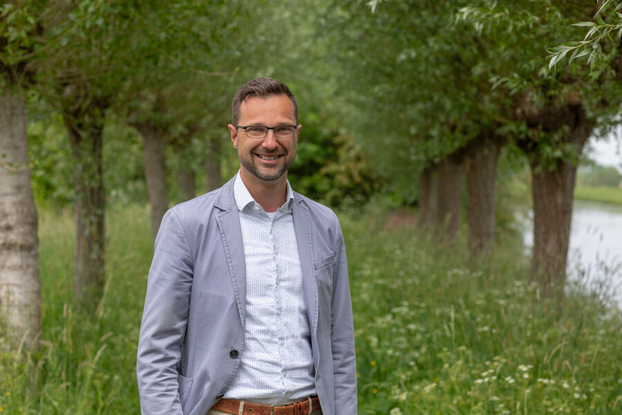 Leon Anink staand tussen bomen